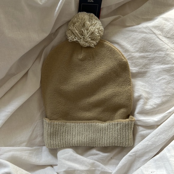 REEBOK WINTER TUQUE - Picture 2 of 2